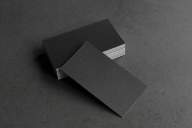 Siyah arkaplanda kartvizit.