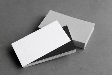 Kartvizitler boş. Siyah arka plan modeli. Metin için alanı kopyala.