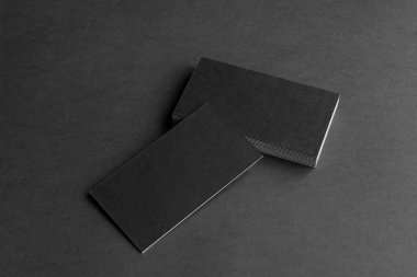 Kartvizitler boş. Gri arka planda bir model. Metin için alanı kopyala.