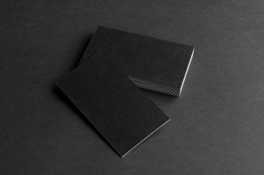 Kartvizitler boş. Siyah arka plan modeli. Metin için alanı kopyala.