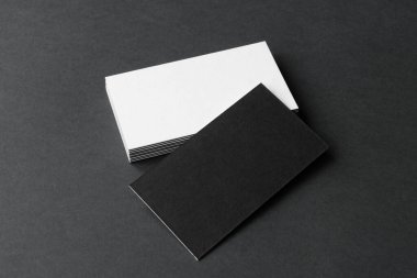 Kartvizitler boş. Siyah arka plan modeli. Metin için alanı kopyala.