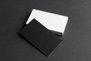 Kartvizitler boş. Siyah arka plan modeli. Metin için alanı kopyala.