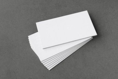 Kartvizitler boş. Gri arka planda bir model. Metin için alanı kopyala.