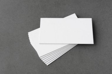 Kartvizitler boş. Gri arka planda bir model. Metin için alanı kopyala.