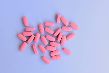 Mavi arka planda ilaç hapları