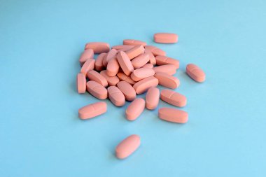 Mavi arka planda ilaç hapları