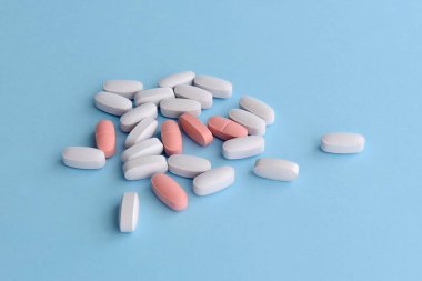 Mavi arka planda ilaç hapları