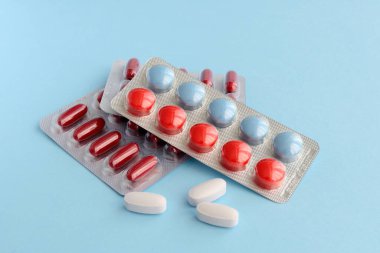 Mavi arka planda ilaç hapları. 