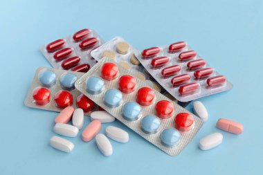 Mavi arka planda ilaç hapları