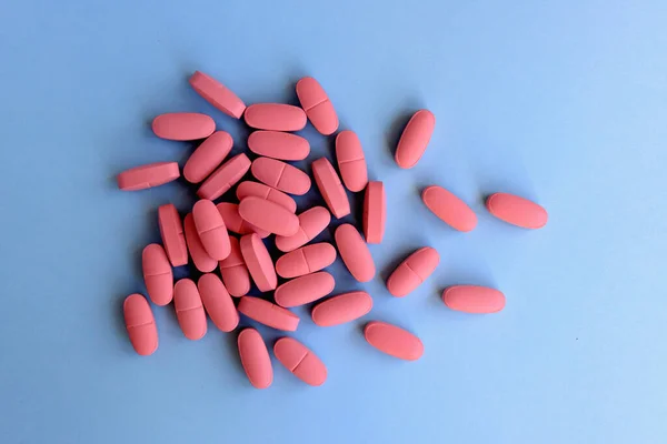 Pastillas Rosadas Píldoras Medicina Farmacéutica Sobre Fondo Azul —  Fotos de Stock