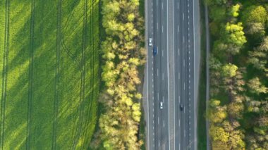 Ormanın derinliklerindeki hava manzaralı otoyolda trafik vardı..