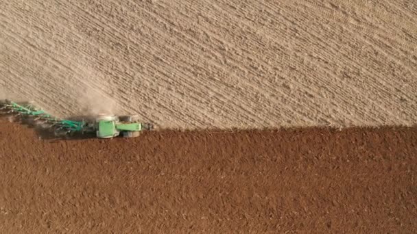 拖拉机在田里犁地 空中射击 — 图库视频影像