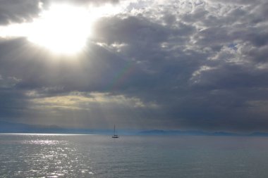 Güneş, bulutlar, deniz ve sükunet.