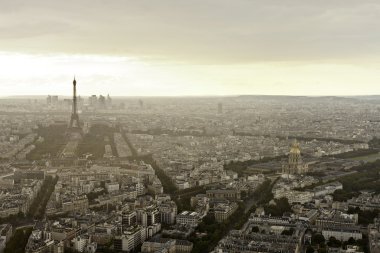 Atmosferik alacakaranlıkta Paris'te Eyfel Kulesi