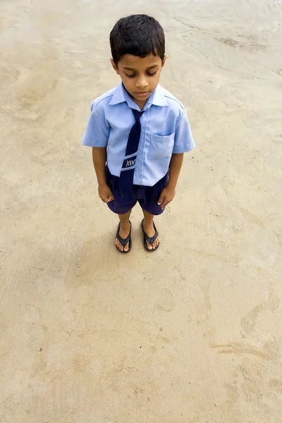 Écolier indien à la plage — Photo