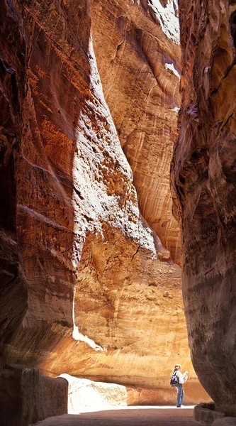 Canyon (Al-Siq) à l'ancienne ville de Petra en Jordanie — Photo