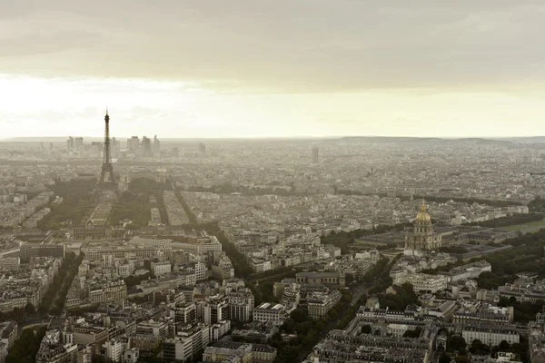 Eiffel tower in Paris at atmospheric dusk — Stock Photo, Image