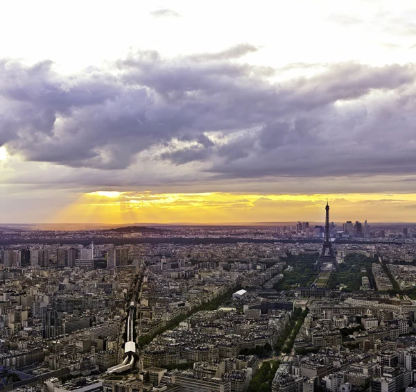 Eiffel tower in Paris at atmospheric dusk — Stock Photo, Image