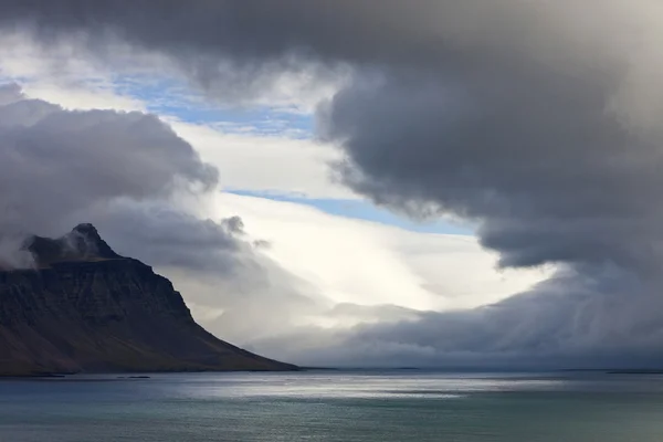 Paisagem oceânica dos fiordes do nordeste da Islândia — Fotografia de Stock