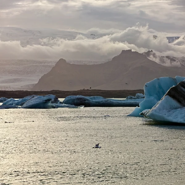 Puesta de sol en la famosa laguna glaciar de Jokulsarlon - Islandia —  Fotos de Stock