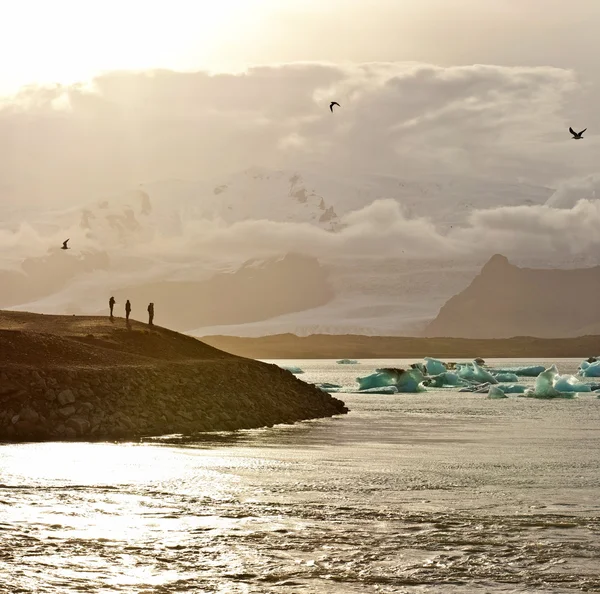 Puesta de sol en la famosa laguna glaciar de Jokulsarlon - Islandia — Foto de Stock