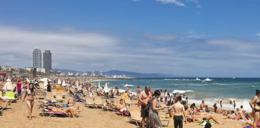 Barceloneta Beach - bir Barselona şehrinin en popüler plajları - İspanya