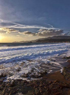 Alghero kıyısında, Sardunya, Moody günbatımı