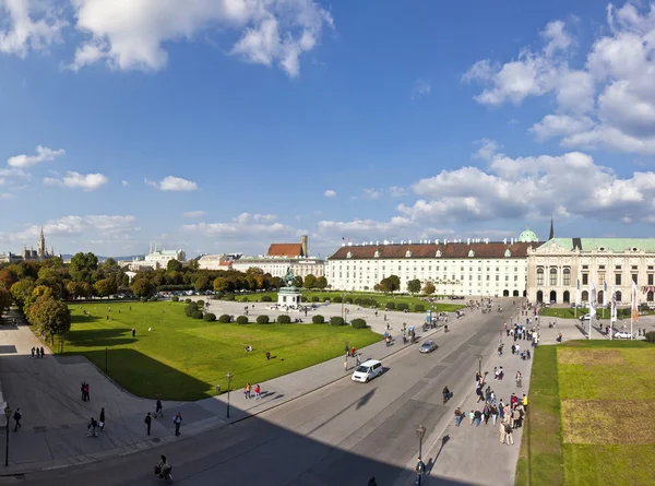 Panorama pohled v parku Volksgarten a Heldenplatz ve Vídni — Stock fotografie