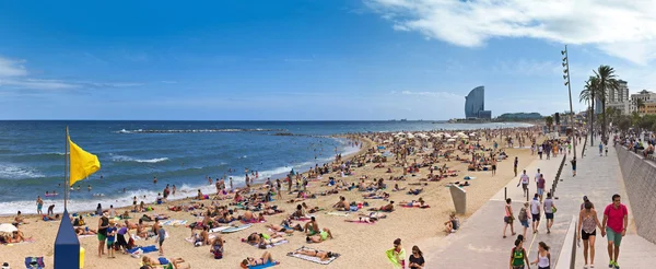 Corwded plaży Barceloneta - Barcelona — Zdjęcie stockowe