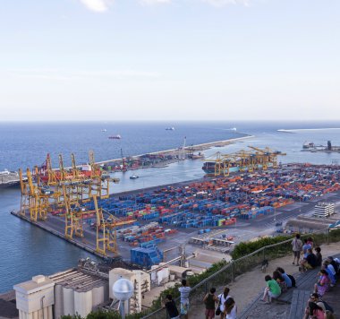 Bazı insanlar Hill Montjuic Barcelona bağlantı noktası endüstriyel kısmında bir manzaralı dinlen