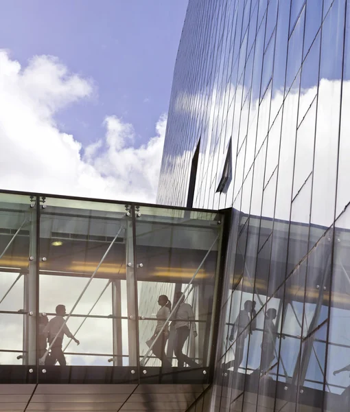 Geschäftsleute nutzen den Übergang eines modernen Bürogebäudes — Stockfoto