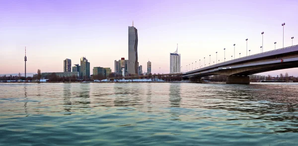 Skyline suavemente coloreado de la ciudad del Danubio Viena — Foto de Stock