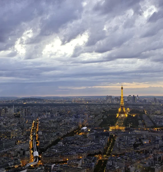 Eiffel tower in Paris at atmospheric dusk — Stock Photo, Image