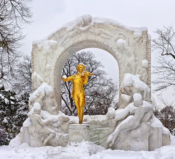 Statue af Johann Strauss om vinteren i Wien Stadtpark - Stock-foto