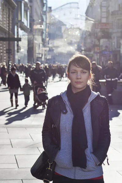 Ragazza urbana in piedi fuori dalla folla in una strada della città — Foto Stock