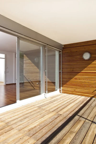 Casa moderna con balcone soleggiato e pavimento in legno — Foto Stock