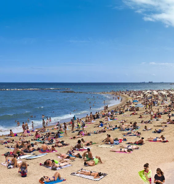 Crowded beach of Barceloneta - Barcelona — Stock Photo, Image