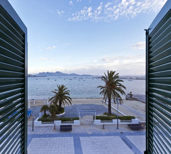 Uitzicht vanuit een raam in de haven van Pollenca in het noorden van Majorca - — Stockfoto