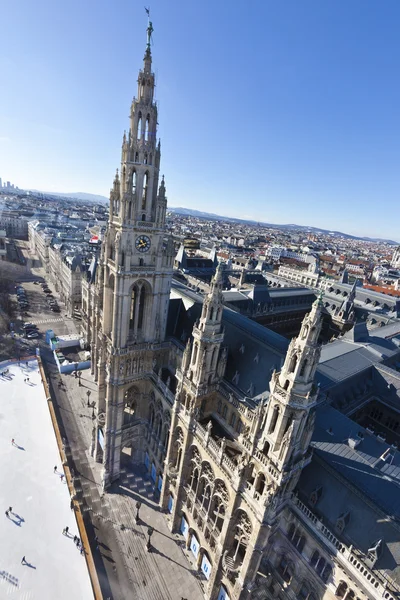 Pattinatori su ghiaccio a Wiener Eistraum in font del Municipio di Vienna — Foto Stock