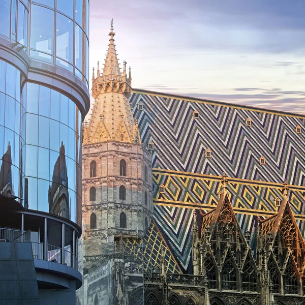 Der Stephansdom und das moderne Haas Haus in Wien — Stockfoto