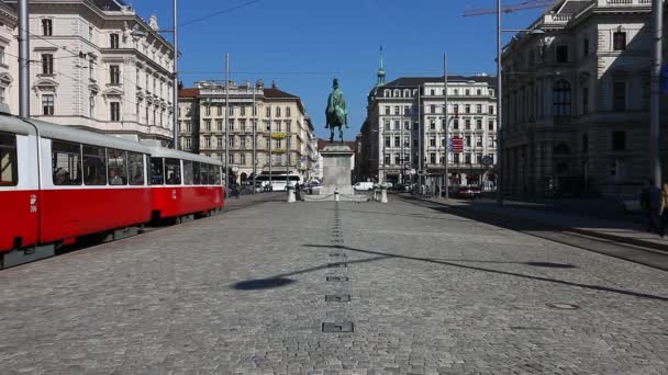 ウィーンの中心部で最も有名な広場の 1 つで忙しい都市のシーンは、Schwarzenbergplatz を呼ばれる — ストック動画