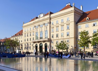 Birçok kişi Viyana Museumsquartier, güneşli bir öğleden sonra tadını çıkarın.