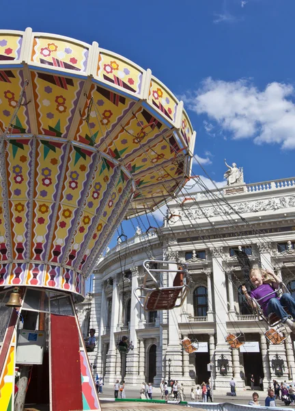 Hermosa vista del histórico Burgtheater con algunas personas enjo — Foto de Stock