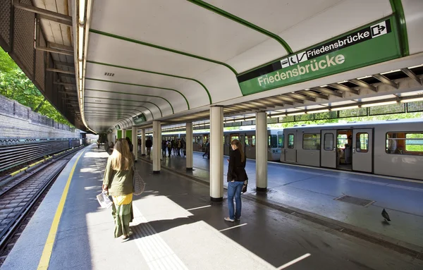 Some people waiting for the subay no. U4  in the city of Vienna. — Stock Photo, Image