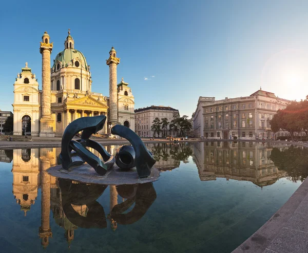 A híres Szent Károly templom Karlsplatz naplementekor — Stock Fotó