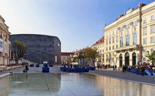 Mnoho lidí si slunečné odpoledne v Museumsquartier ve Vídni - Rakousko — Stock fotografie