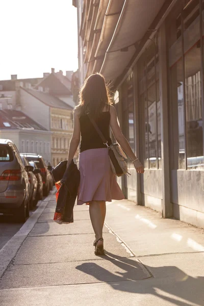 Chica urbana caminando por una calle de la ciudad — Foto de Stock