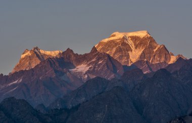 günbatımı zamanı ve kar kaplı dağ 