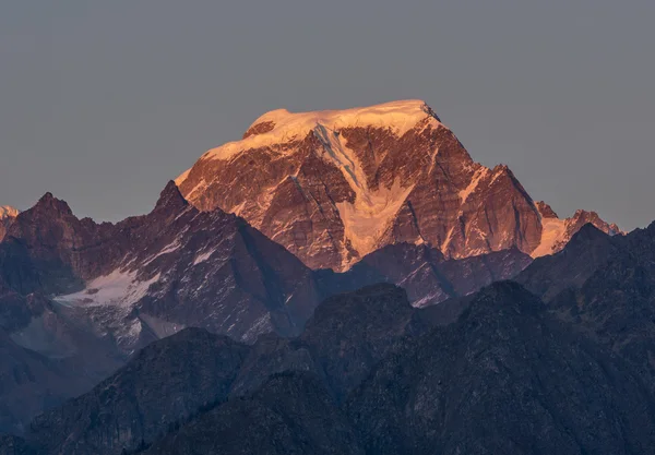 Solnedgangstid og snødekt fjell – stockfoto
