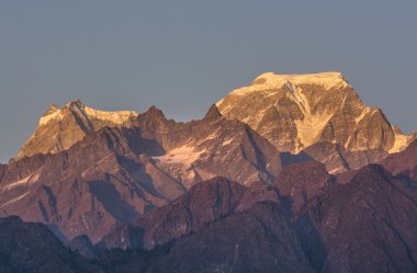 altın renkli kar kaplı tepeler